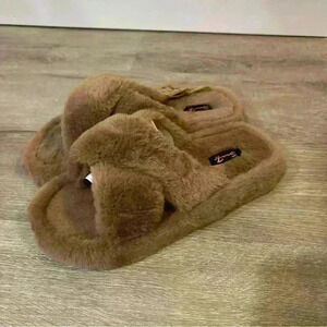 NIB Seven7 Tan Beige Brown Kiki Fuzzy Soft Slipper Lounge Sandals Women’s Size 8